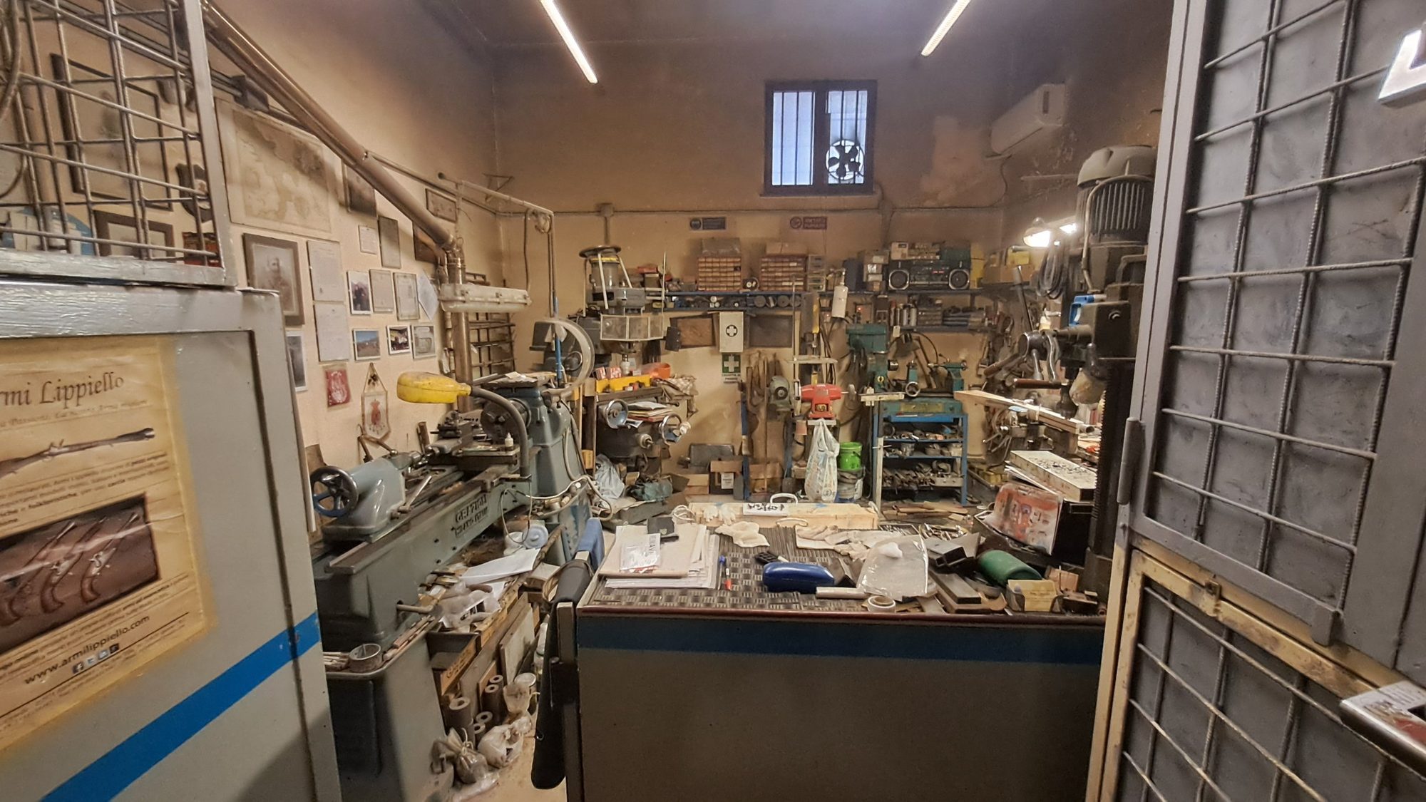 Ingresso della bottega di Sperone (AV)